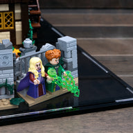 LEGO® Ideas Disney Hocus Pocus Display Case Sanderson Sisters’ Cottage (21341) Edition