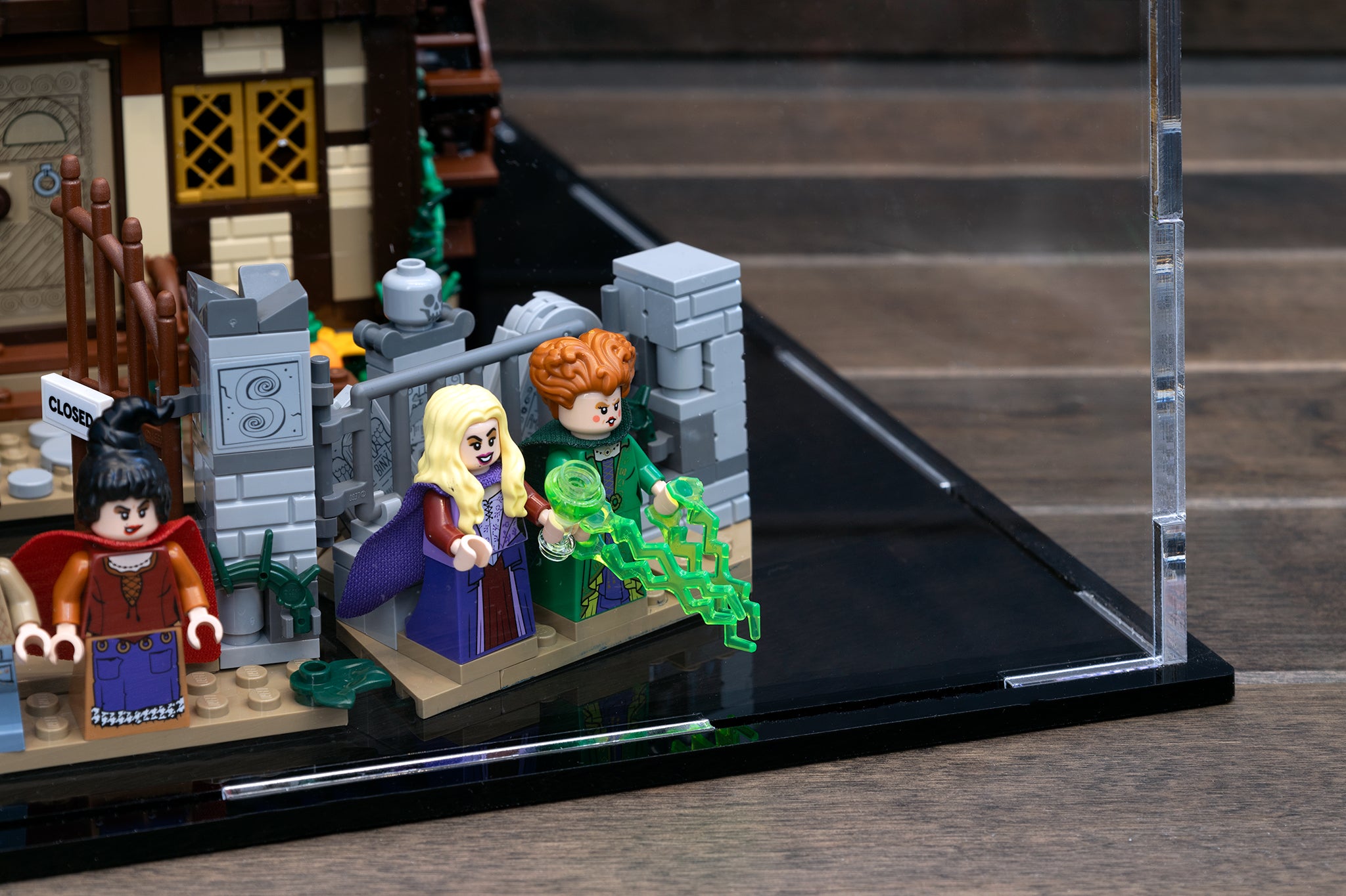LEGO® Ideas Disney Hocus Pocus Display Case Sanderson Sisters’ Cottage (21341) Edition