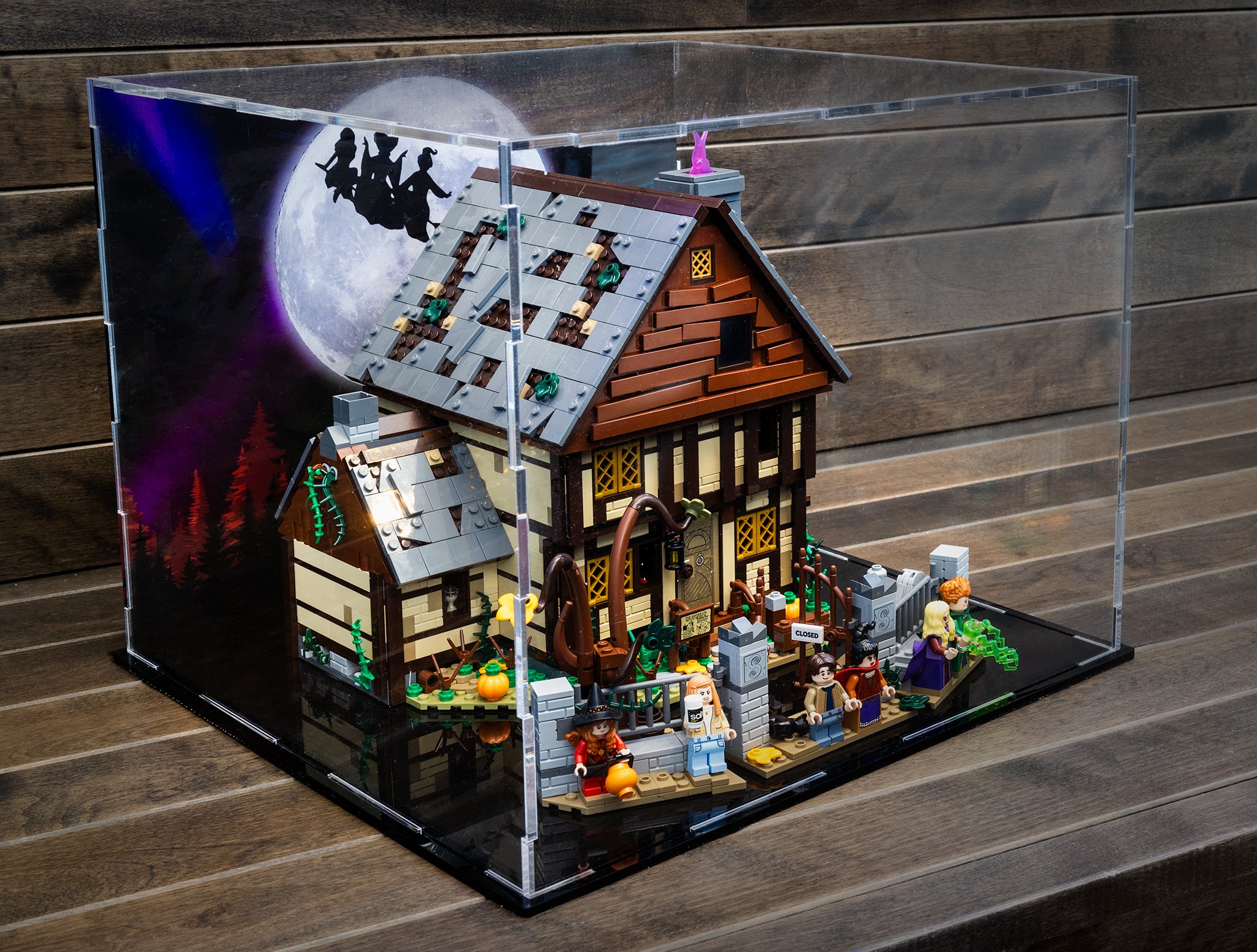 LEGO® Ideas Disney Hocus Pocus Display Case Sanderson Sisters’ Cottage (21341) Edition